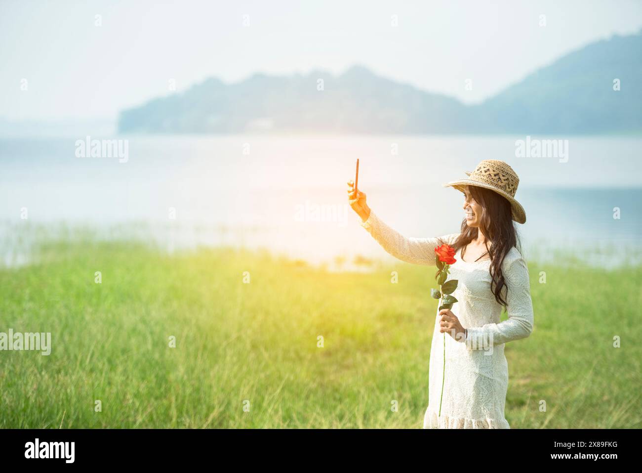 Dos femme sentant la liberté fraîche énergie positive herbe debout champ fleur prairie journée internationale de la femme 8 mars. Relaxatio matinale joyeuse Banque D'Images