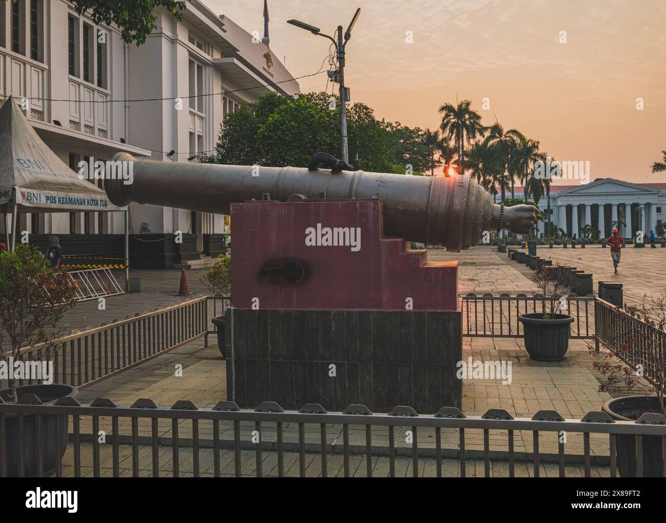 Jakarta, Indonésie - 7 mai 2024. Un canon historique de si Jagur exposé dans une paisible place Fatahillah le matin. Banque D'Images