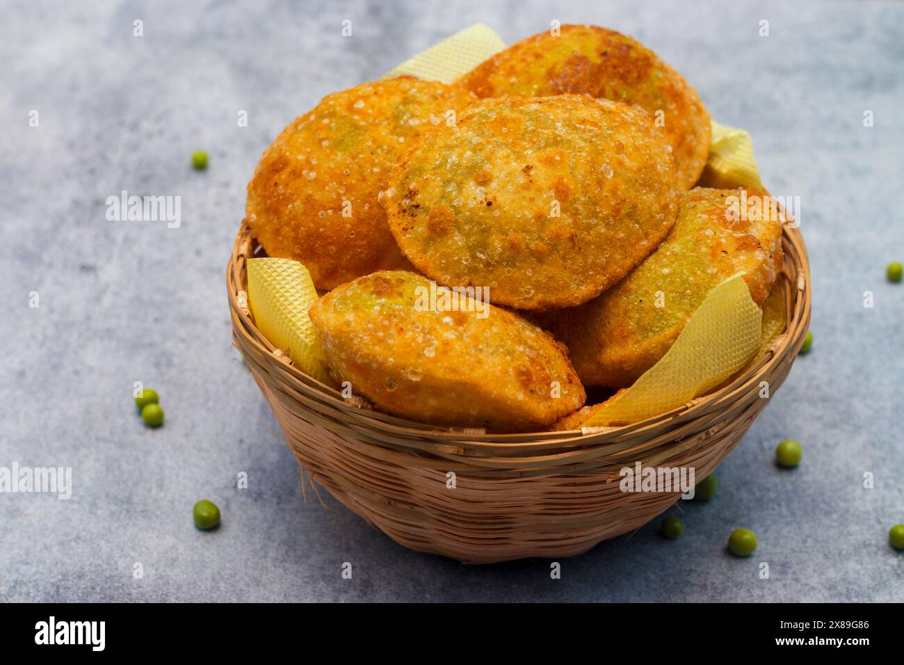 Nourriture indienne 'Matar ki kachori' faite de pois verts et de farine. Banque D'Images