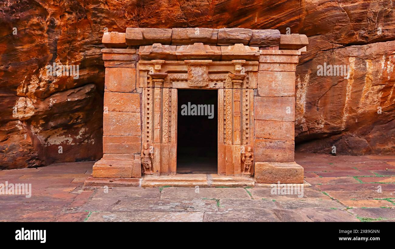 Petit temple de pierre près du lac Agasthya, Badami, Bagalkot, Karnataka, Inde. Banque D'Images