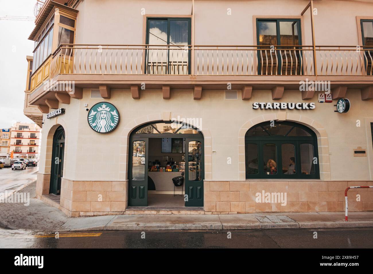 Un café Starbucks dans un bâtiment de style traditionnel dans la ville de Birżebbuġa, Malte Banque D'Images