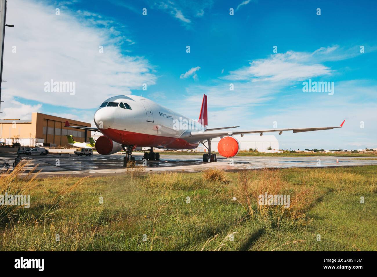 Un Airbus A330 non marqué avec des couvercles de moteur stationné à l'aéroport international de Malte pour entretien Banque D'Images Un Airbus A330 non marqué avec des couvercles de moteur stationné à l'aéroport international de Malte pour entretien Banque D'Images