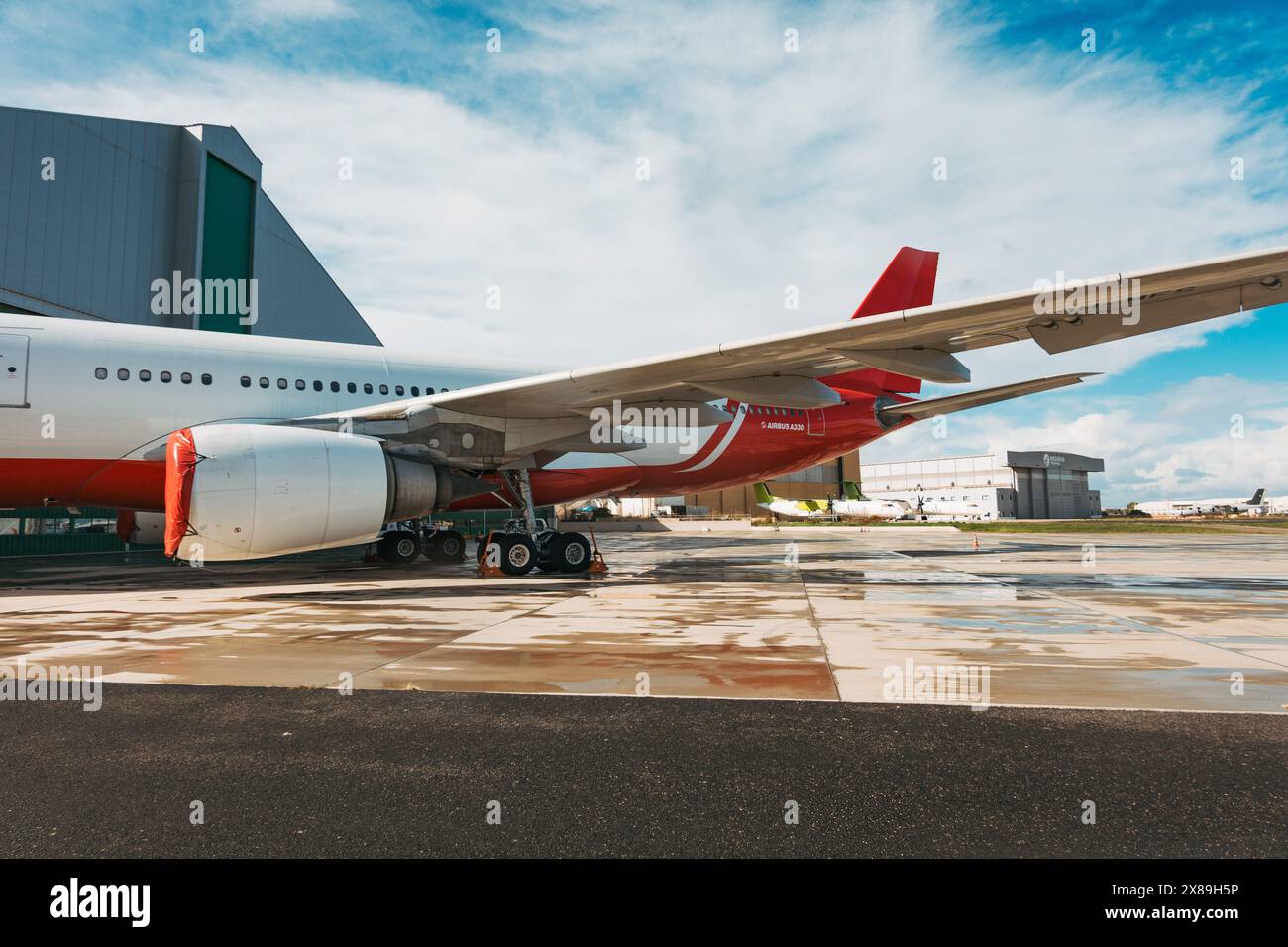 Un Airbus A330 non marqué avec des couvercles de moteur stationné à l'aéroport international de Malte pour entretien Banque D'Images Un Airbus A330 non marqué avec des couvercles de moteur stationné à l'aéroport international de Malte pour entretien Banque D'Images