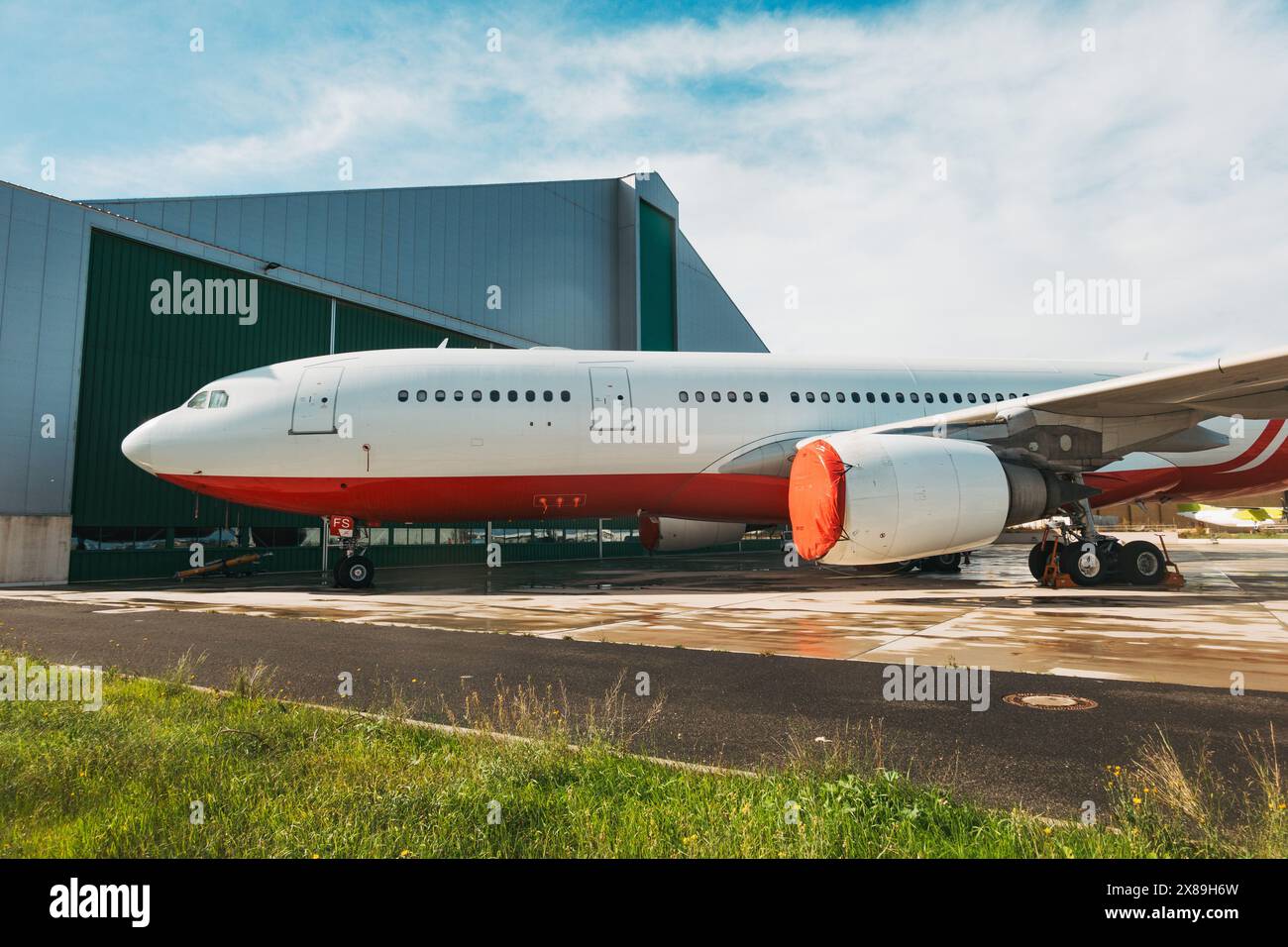 Un Airbus A330 non marqué avec des couvercles de moteur stationné à l'aéroport international de Malte pour entretien Banque D'Images Un Airbus A330 non marqué avec des couvercles de moteur stationné à l'aéroport international de Malte pour entretien Banque D'Images