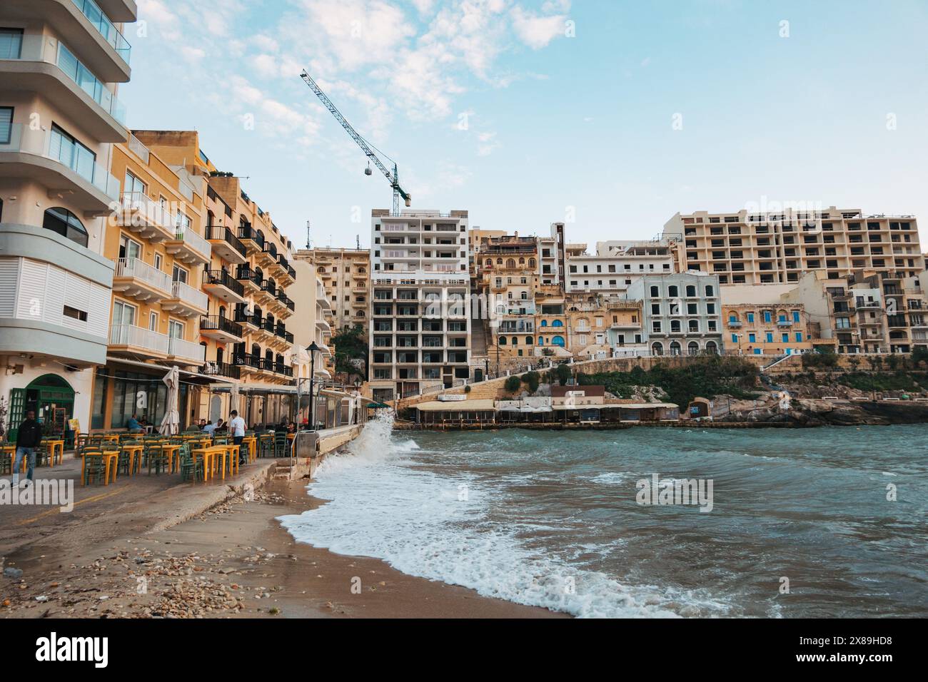 Appartements et une ligne de chemin en béton de la baie de Xlendi dans le quartier de Munxar, sur l'île de Gozo, Malte Banque D'Images