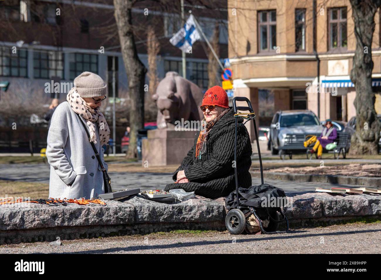 Femmes âgées au marché aux puces extérieur de Karhupuisto dans le district de Kallio à Helsinki, Finlande Banque D'Images