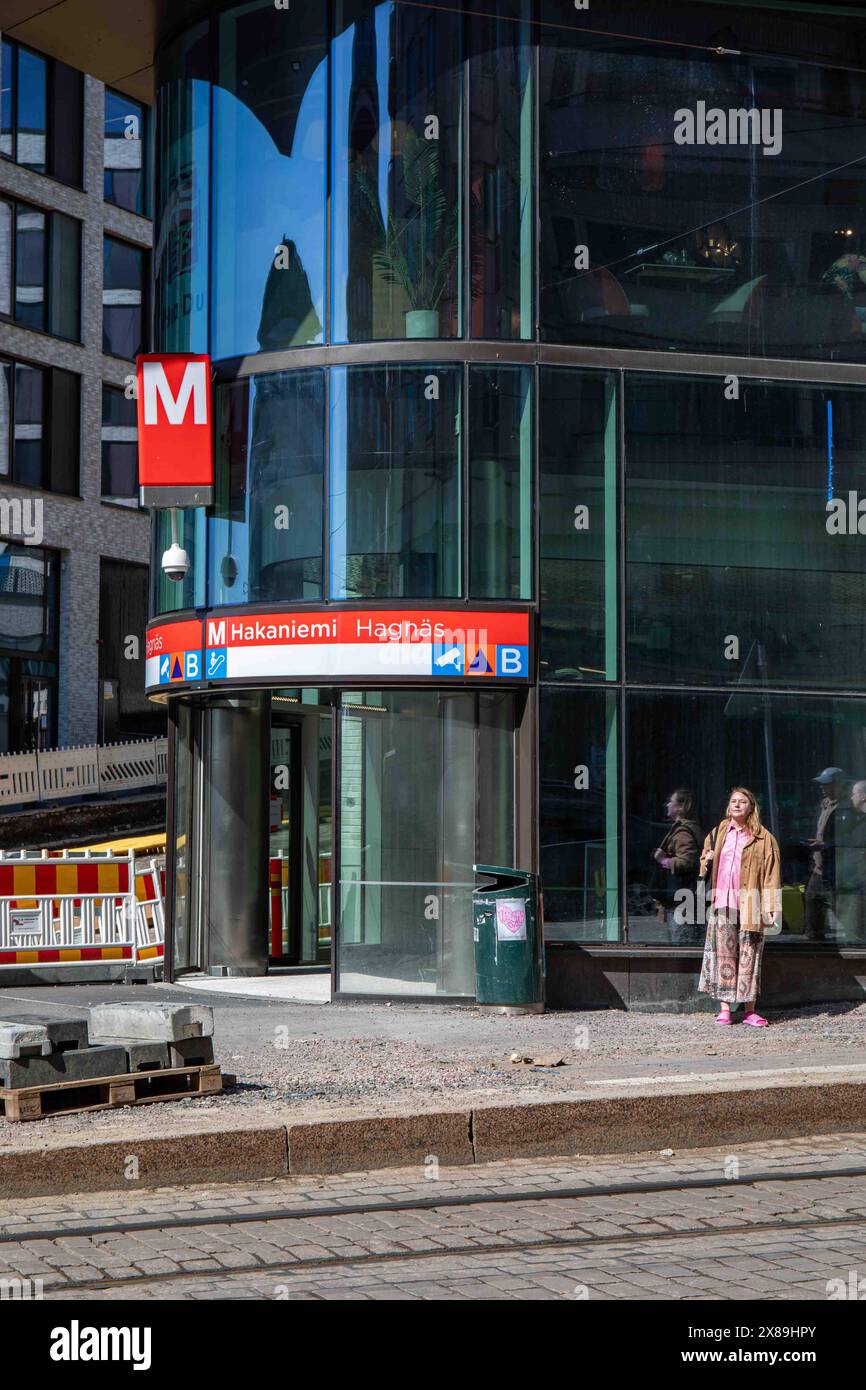 Entrée de la station de métro Hakaniemi dans l'immeuble de bureaux Lyyra nouvellement construit dans le quartier de Kallio à Helsinki, Finlande Banque D'Images Entrée de la station de métro Hakaniemi dans l'immeuble de bureaux Lyyra nouvellement construit dans le quartier de Kallio à Helsinki, Finlande Banque D'Images