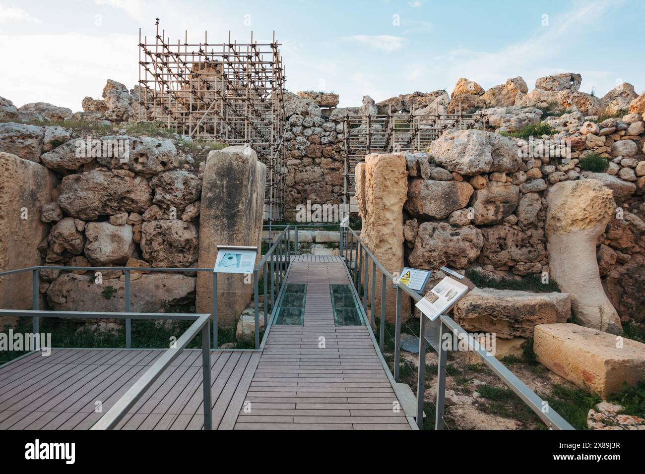 Ġgantija, un temple mégalithique sur l'île de Gozo, Malte, datant de 3 600 av. J.-C. Une partie est en cours de restauration Banque D'Images