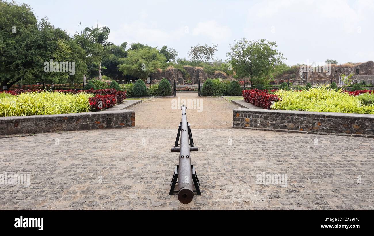 Petit canon en face de Baradari, Fort de Naldurg, Naldurg, Osmanabad, Maharashtra, Inde. Banque D'Images