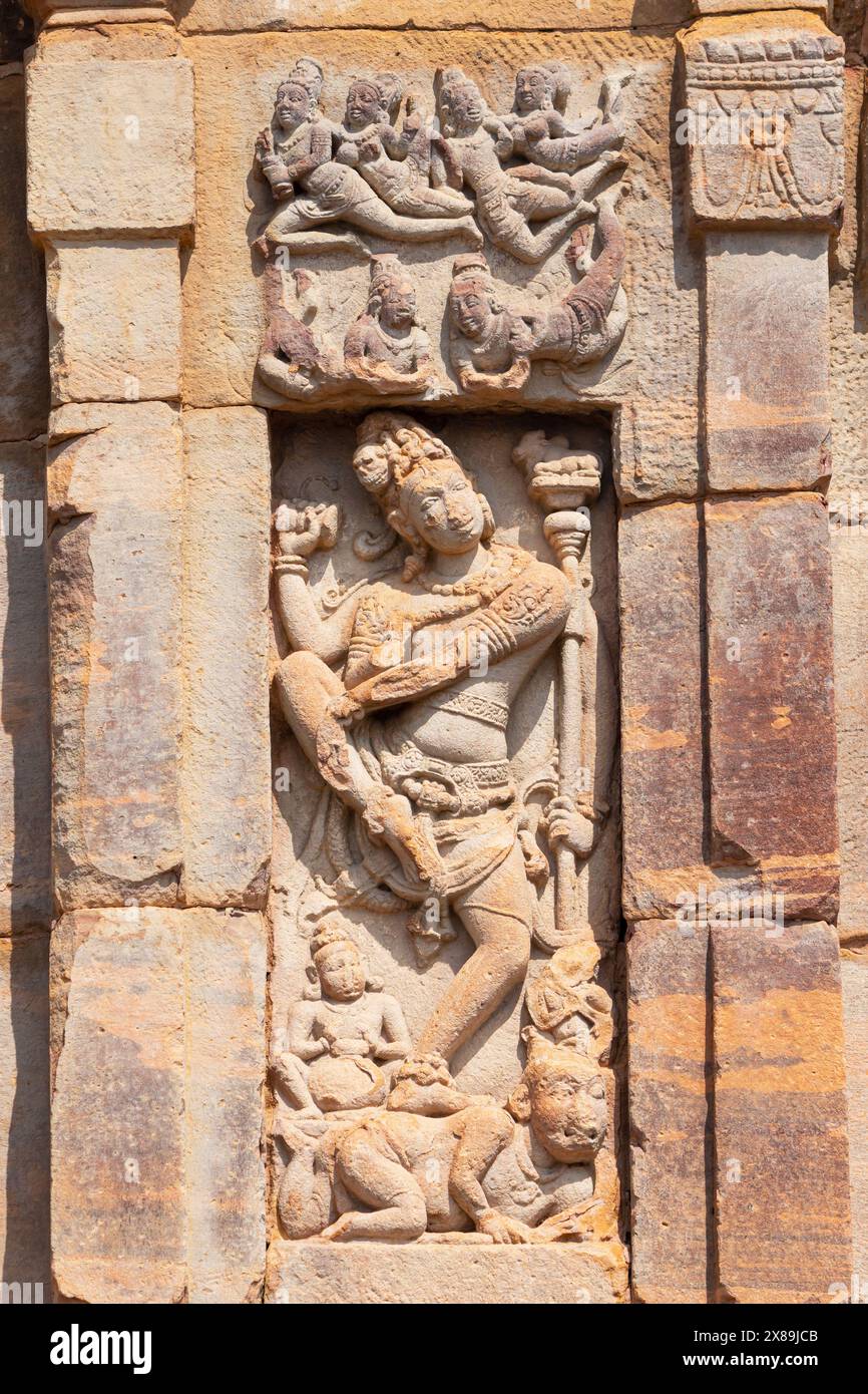 Sculpture du Seigneur Shiva dans la forme Nataraja, Temple Sri Virupaksha, Pattadakal, Bagalkot, Karnataka, Inde. Banque D'Images