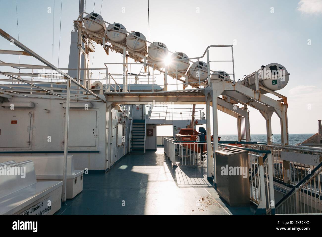 Le pont du ferry sur le Gozo Channel Ferry à Malte présente des bateaux de sauvetage sous le soleil par temps clair Banque D'Images
