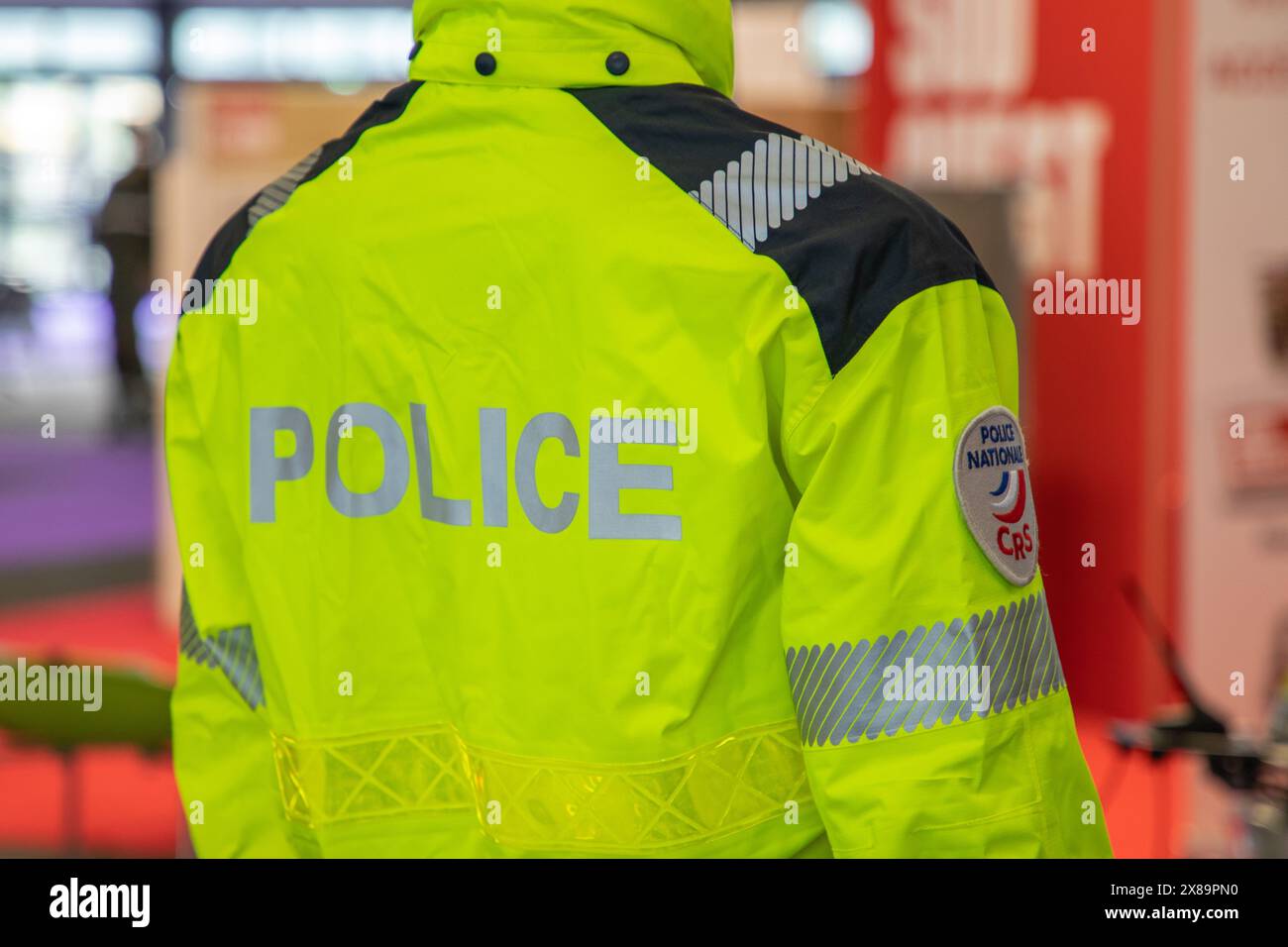 Bordeaux , France - 05 22 2024 : police nationale français dans la police de rue france uniforme de patrouille dans la rue Banque D'Images