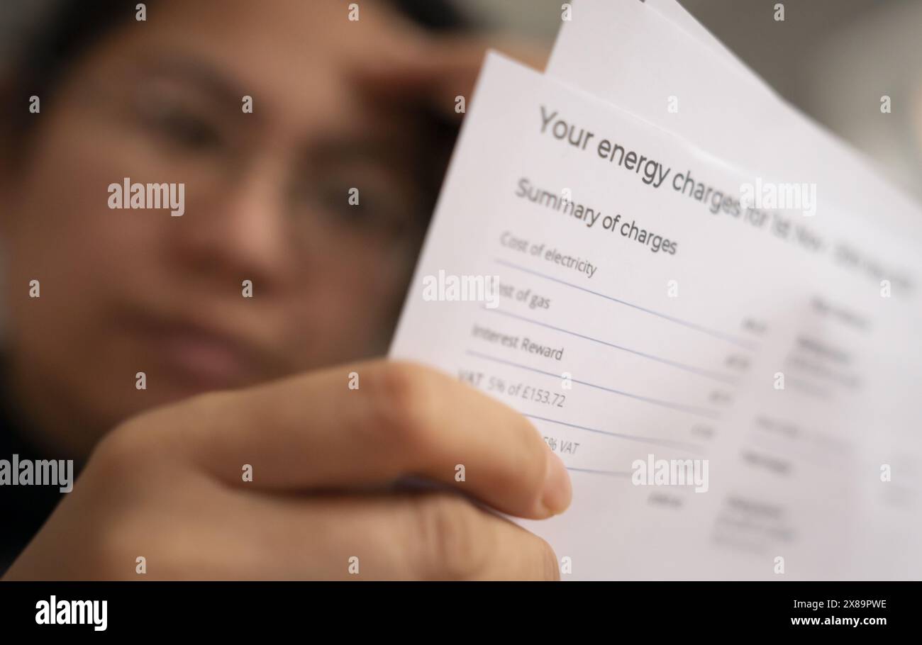 PHOTO POSÉE PAR Un MODÈLE photo de dossier datée du 08/01/22 d'une personne détenant une facture d'énergie. L’Ofgem devrait annoncer que la facture énergétique moyenne des ménages diminuera d’environ 7 % à partir du 1er juillet, date à laquelle le dernier plafonnement des prix entrera en vigueur. Date d'émission : vendredi 24 mai 2024. Banque D'Images