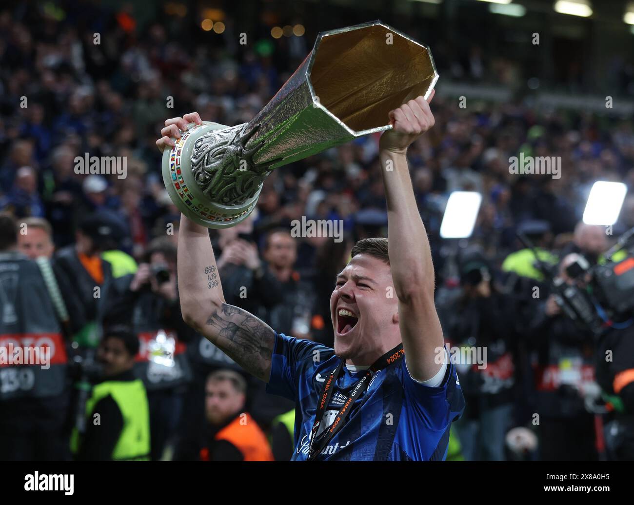 Dublin, Irlande. 22 mai 2024. Emil Holm d'Atalanta célèbre avec le trophée lors de la finale de l'UEFA Europa League à l'Aviva Stadium, Dublin. Le crédit photo devrait se lire : Paul Terry/Sportimage crédit : Sportimage Ltd/Alamy Live News Banque D'Images