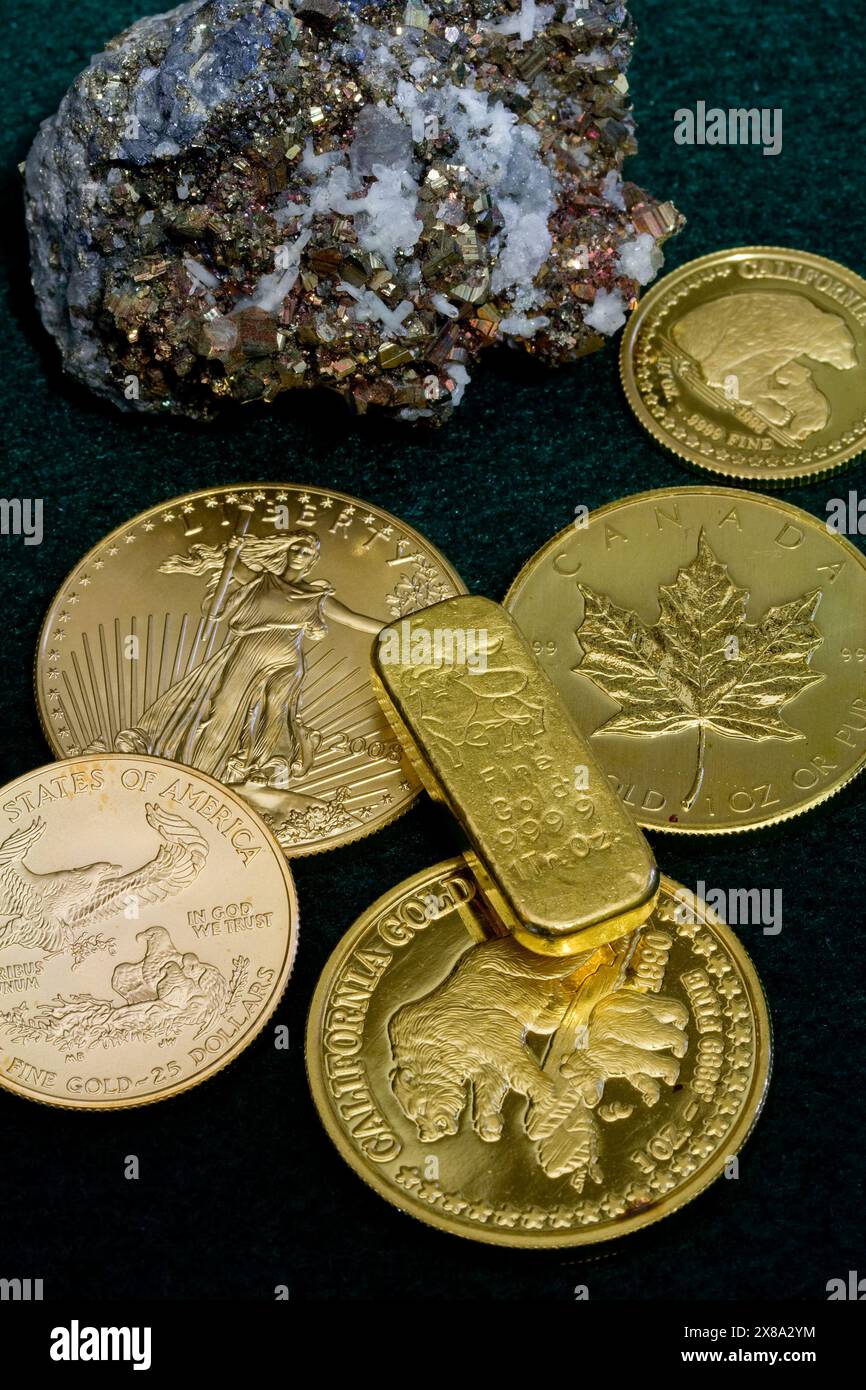 Rondes et barre en or pur - métal précieux. Calcite dans un spécimen de pyrite du Mexique - roches et minéraux Banque D'Images