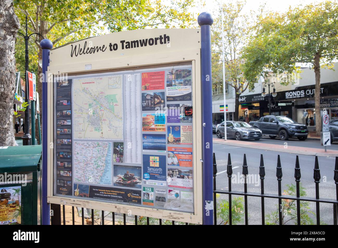 Tamworth, ville australienne régionale dans la région de la Nouvelle-Angleterre, rue haute bienvenue à Tamworth signe et panneau d'information avec carte locale, NSW, Australie Banque D'Images