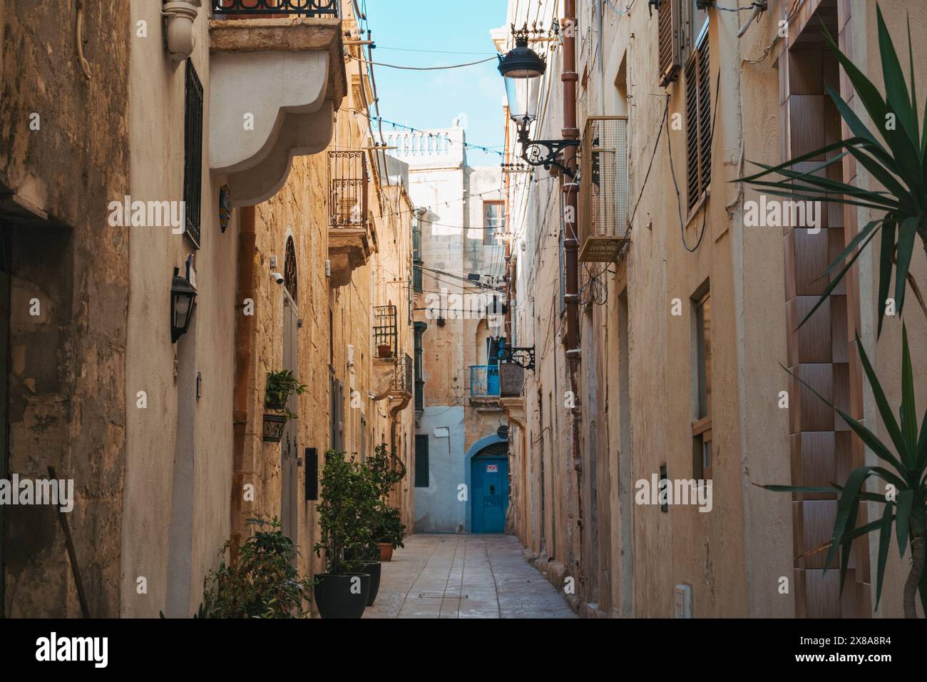 Appartements dans une rue résidentielle pittoresque dans la ville fortifiée de Mdina, Malte Banque D'Images