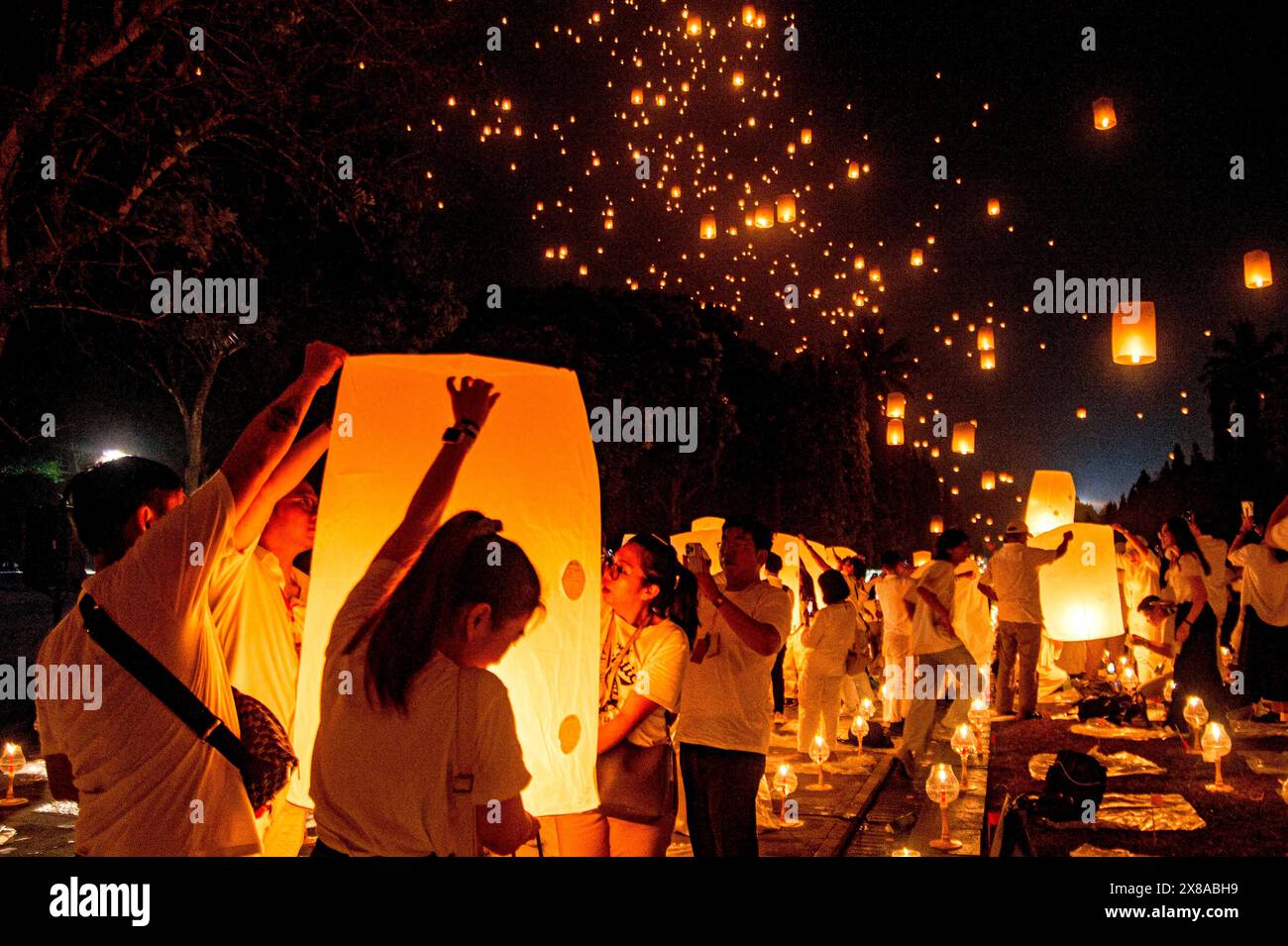 Magelang, Indonésie. 23 mai 2024. Les gens lâchent des lanternes du ciel lors des célébrations du jour du Vesak au temple Borobudur à Magelang, Java central, Indonésie, le 23 mai 2024. Crédit : Agung Supriyanto/Xinhua/Alamy Live News Banque D'Images