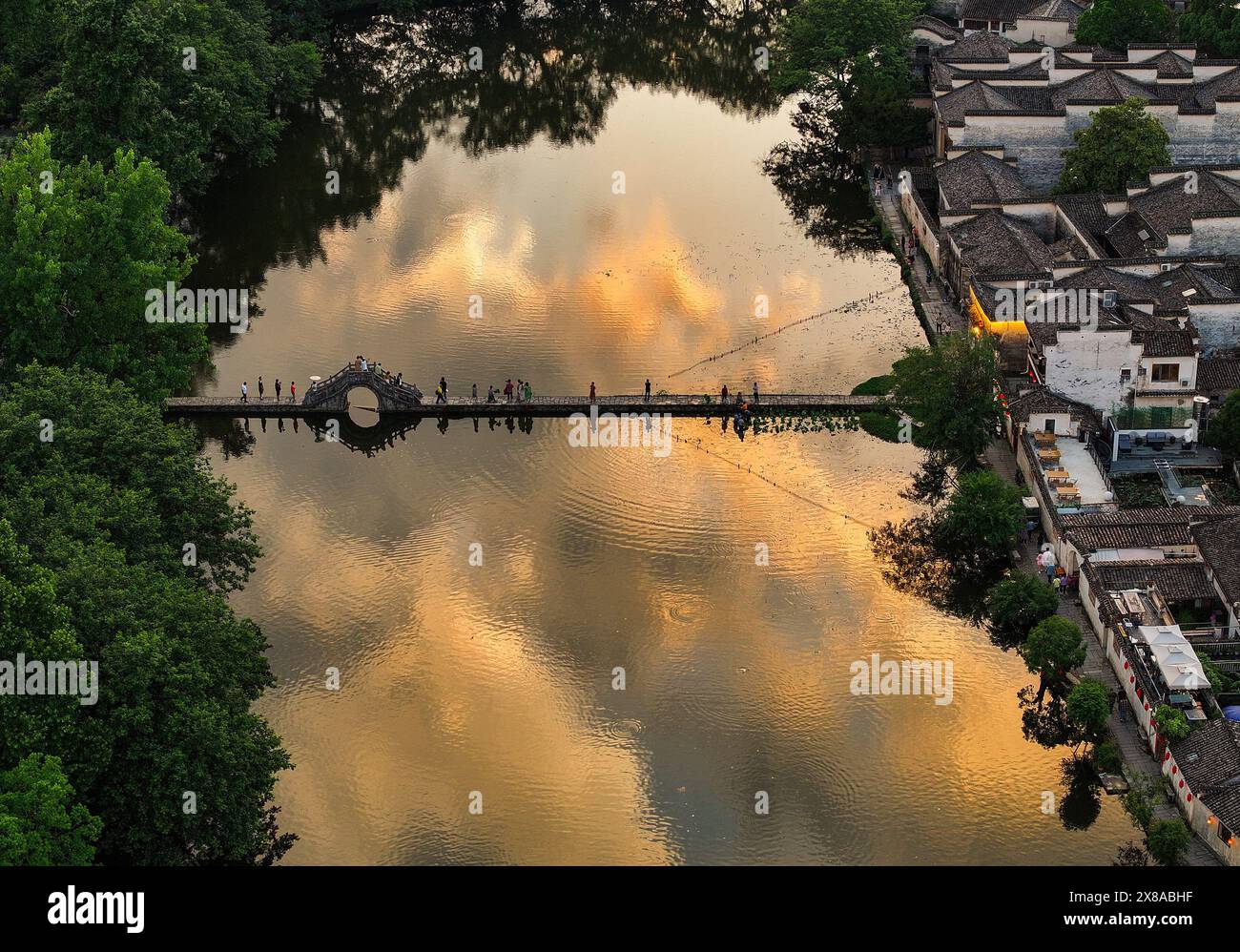 Yixian. 23 mai 2024. Une photo prise par un drone aérien le 23 mai 2024 montre le paysage au crépuscule dans le canton de Hongcun du comté de Yixian, dans la province d'Anhui, à l'est de la Chine. Crédit : du Yu/Xinhua/Alamy Live News Banque D'Images