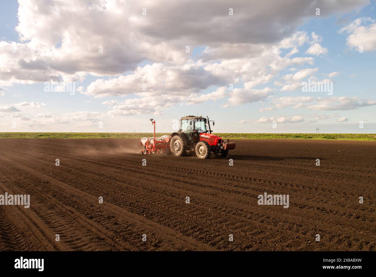 Machines agricoles - tracteur et semoir pour semer le maïs Banque D'Images
