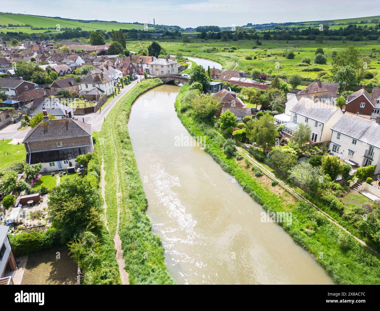 vue aérienne du pont sur la rivière adur à upper beeding dans l'ouest du sussex Banque D'Images