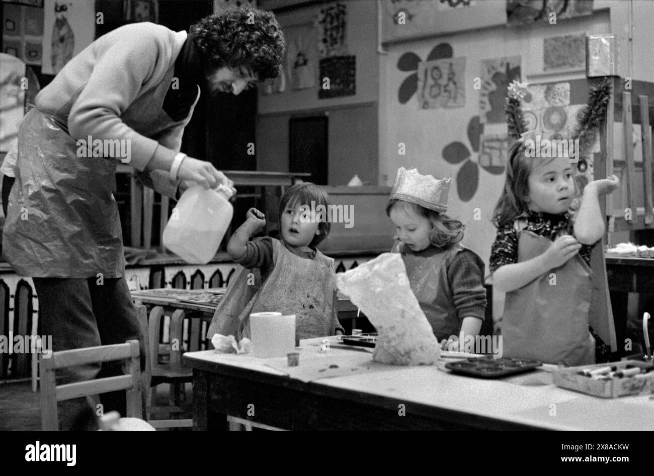 Chiswick Women's Aid. Mike Taylor, membre du personnel du groupe de jeu masculin, et quelques-uns des enfants dans le refuge. Ils vont peindre. Richmond, Londres, Angleterre vers décembre 1975. 1970S UK HOMER SYKES Banque D'Images