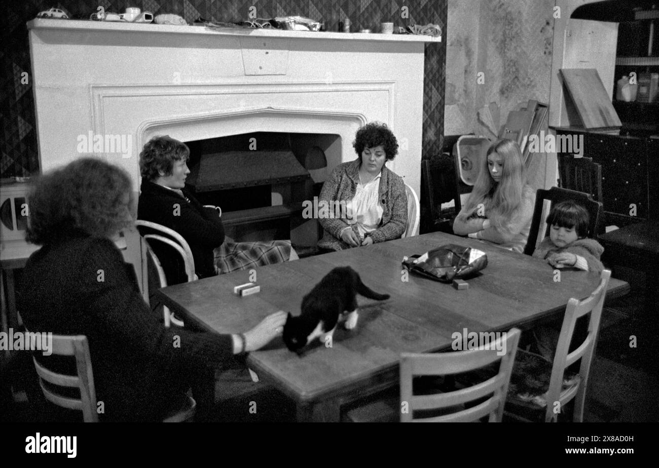 Chiswick Womens Aid. Maintenant connu sous le nom de refuge. Un groupe de femmes battues et de chats de compagnie de quelqu'un discutent de problèmes mutuels. La communauté offrait un environnement où les femmes vivant dans des circonstances semblables pouvaient apporter un soutien affectif et moral ainsi que de l'amitié. Richmond, Londres, Angleterre vers novembre 1975 1970S Royaume-Uni HOMER SYKES Banque D'Images