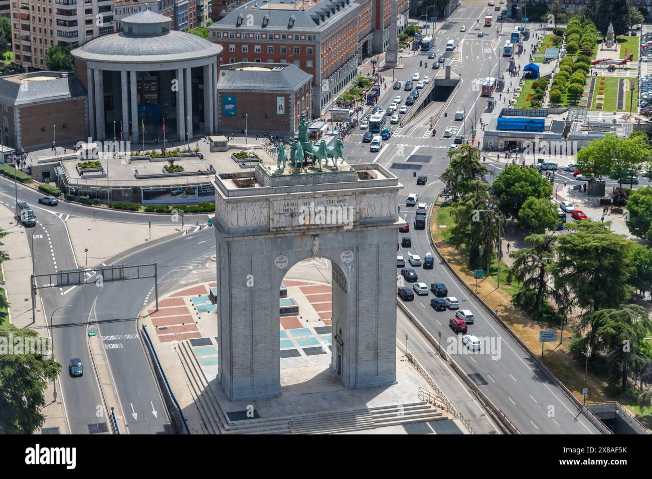 Une vue depuis la terrasse d'observation de la tour Moncloa sur l'Arc de la victoire et le quartier général de la Force aérienne et spatiale et le centre-ville de Madrid Banque D'Images