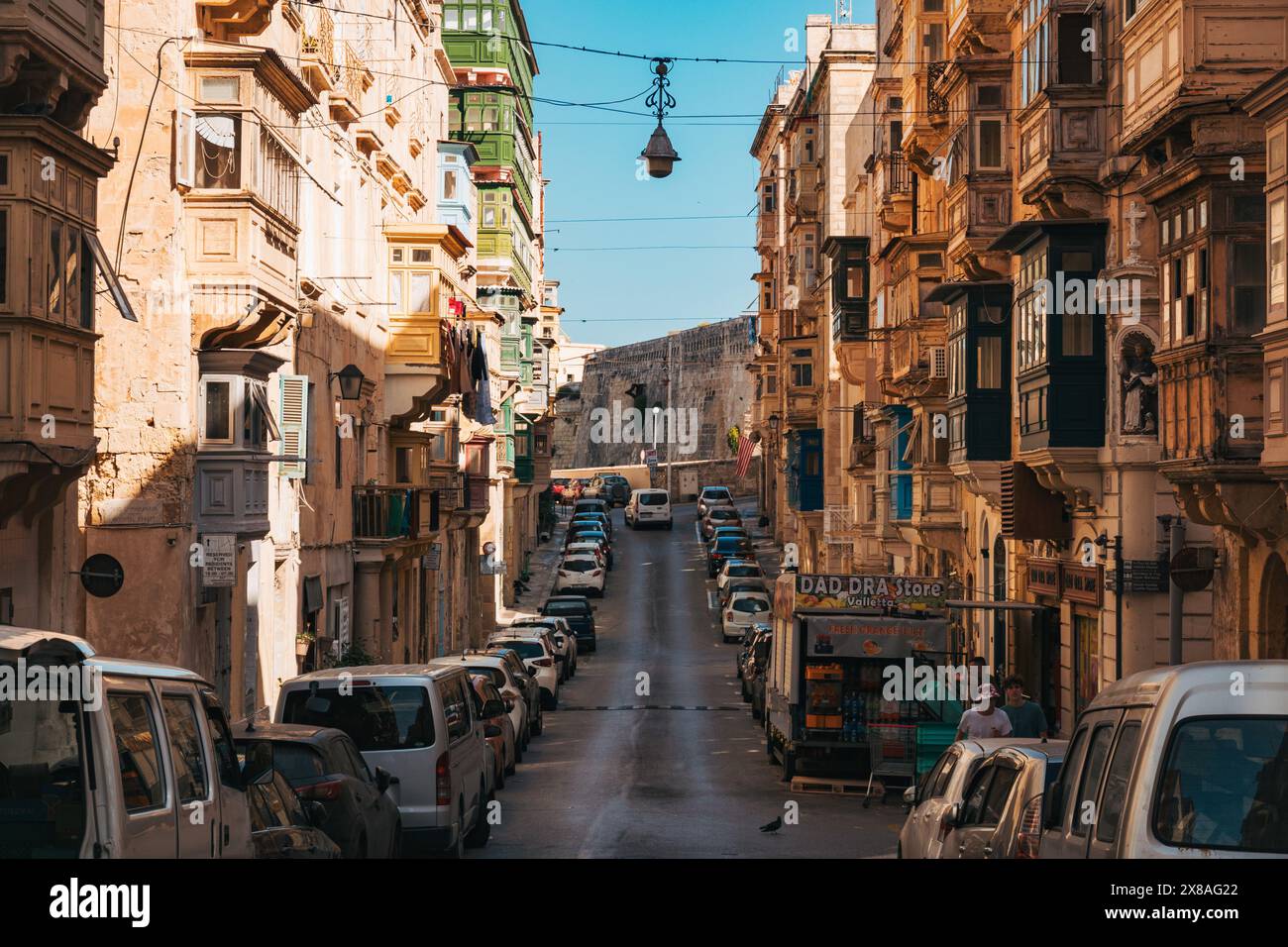 Appartements le long de Republic Street à Valletta, Malte, regardant vers l'est vers le fort Elmo Banque D'Images