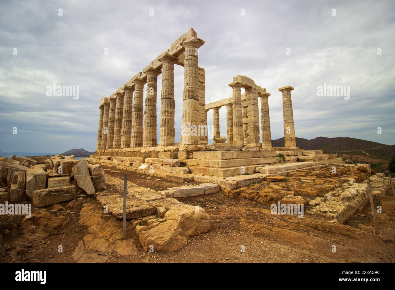 Les ruines du temple grec ancien se trouvent sous un ciel nuageux avec des paysages spectaculaires et des restes de colonnes Banque D'Images
