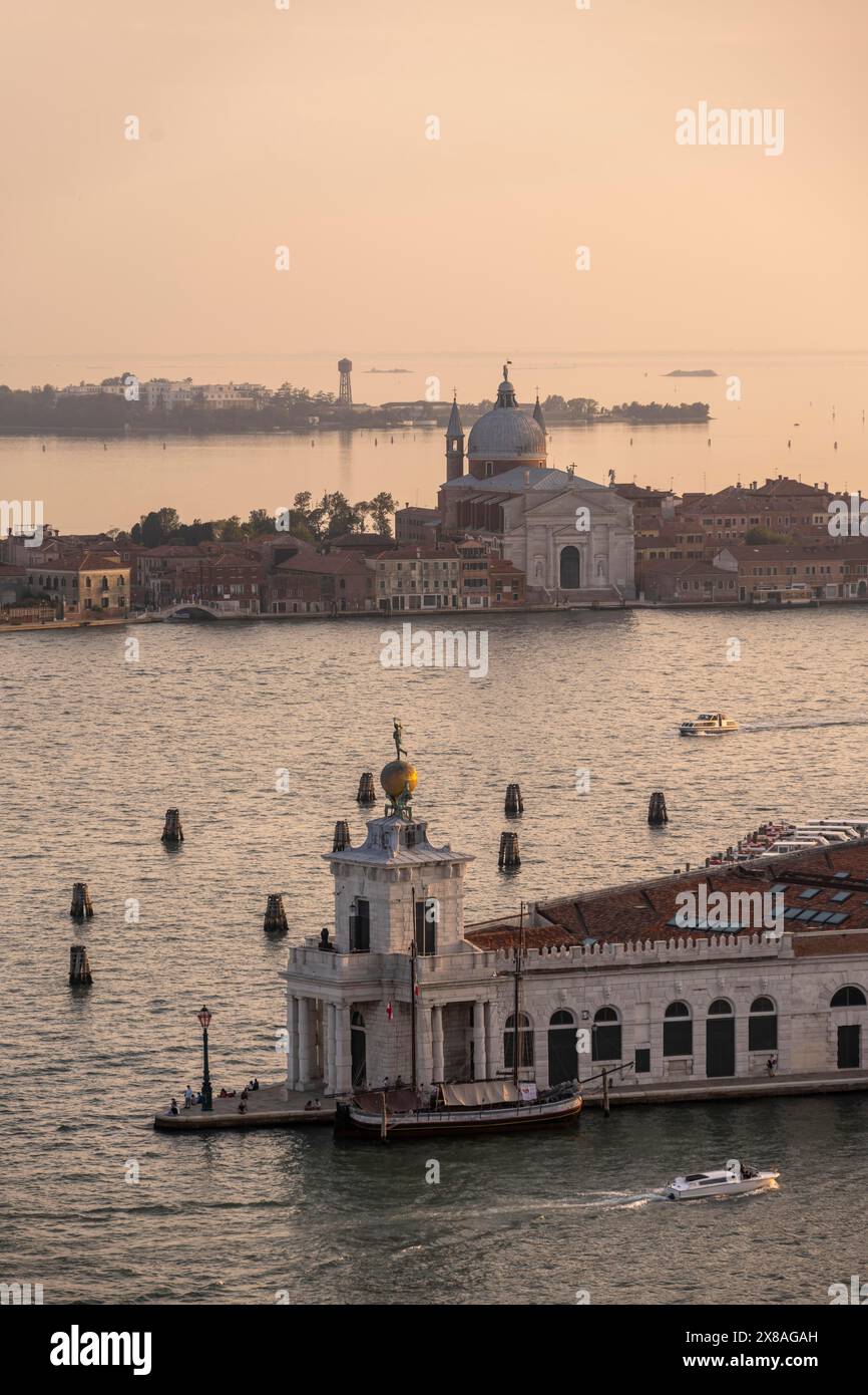 Punta della Dogana et église Chiesa del Santissimo Redentore sur l'île de Guidecca au coucher du soleil, Guidecca canal, vue depuis le Campanile clocher Banque D'Images