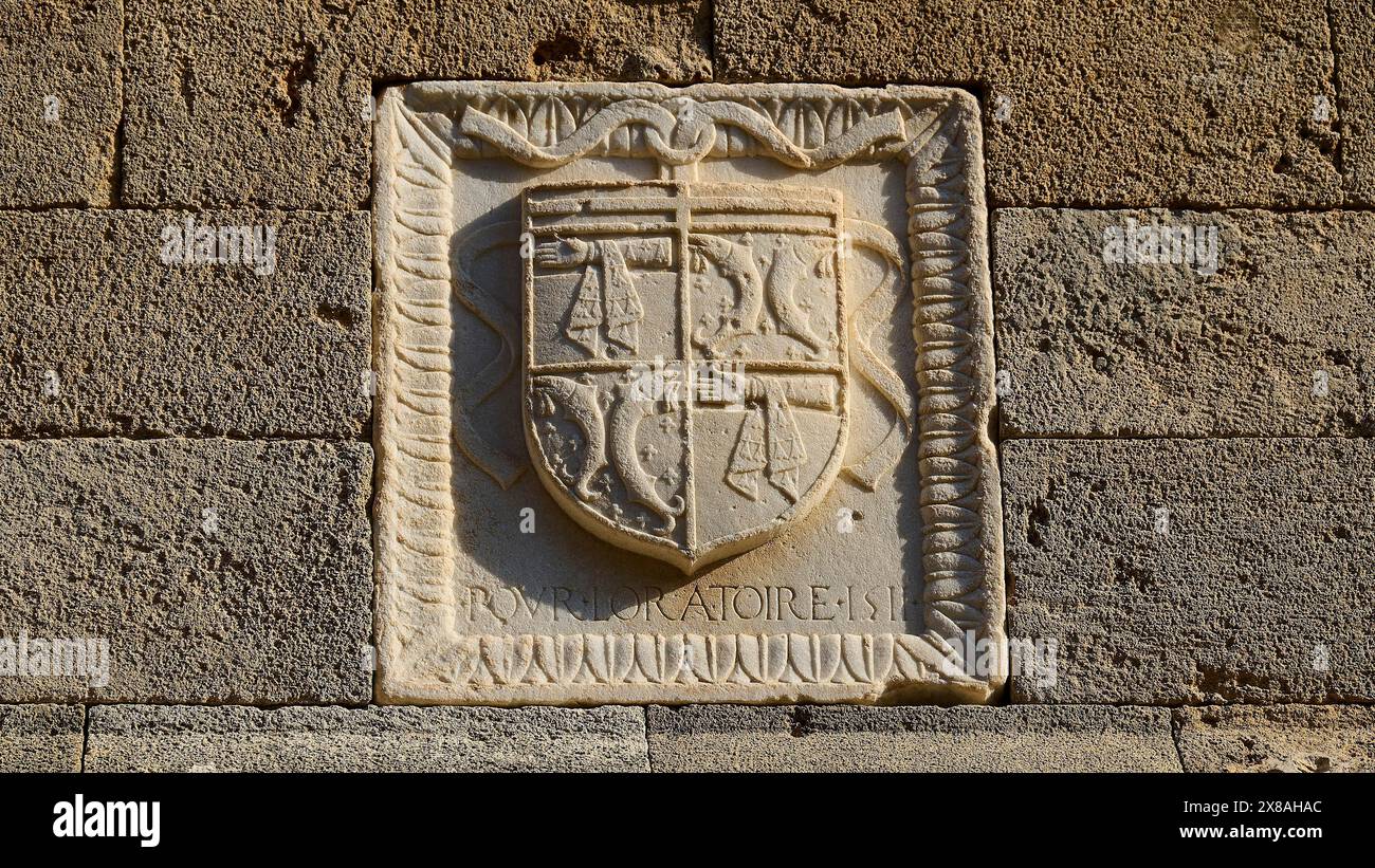 Petit relief en pierre avec des armoiries et des décorations, sculpté dans un mur, Knights' Street, Rhodes Old Town, Rhodes Town, Rhodes, Dodécanèse, grec I. Banque D'Images