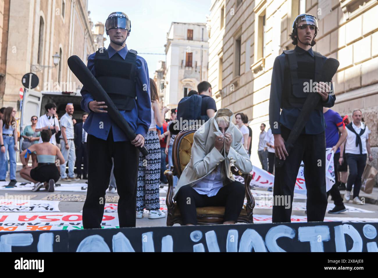 Palerme, Italie. 23 mai 2024. Flash Mob de notre violence contre la violence du gouvernement de Giorgia Meloni. (Crédit image : © Antonio Melita/Pacific Press via ZUMA Press Wire) USAGE ÉDITORIAL SEULEMENT! Non destiné à UN USAGE commercial ! Banque D'Images