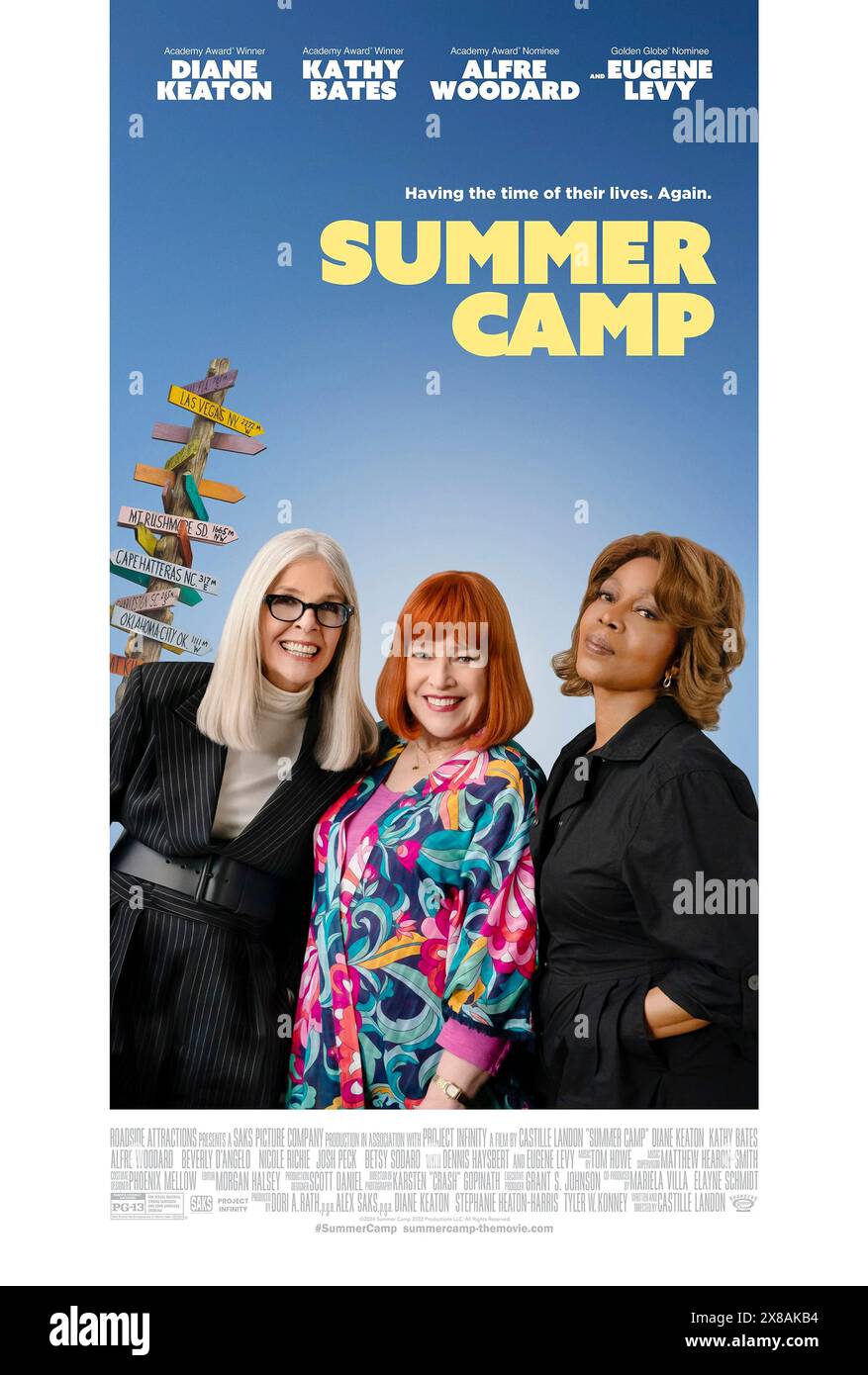 Summer Camp (2024) réalisé par Castille Landon et mettant en vedette Kathy Bates, Diane Keaton et Betsy Sodaro. Suit Nora, Ginny et Mary, trois meilleures amies d'enfance qui passaient tous les étés dans un camp de repos ensemble. Après des années, lorsque l'occasion de se remettre ensemble pour une réunion de camp d'été se présente, ils la saisissent tous. Affiche US One sheet.***USAGE ÉDITORIAL SEULEMENT*** crédit : BFA / attractions Roadside Banque D'Images