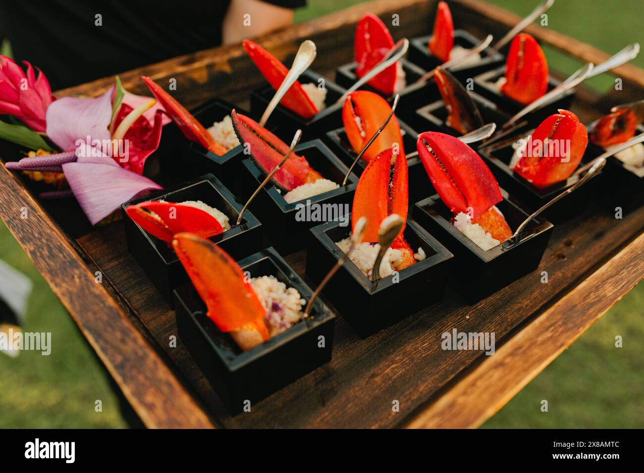 Plateau tropical de hors-d'œuvre de homard lors d'un événement en soirée à Hawaï Banque D'Images
