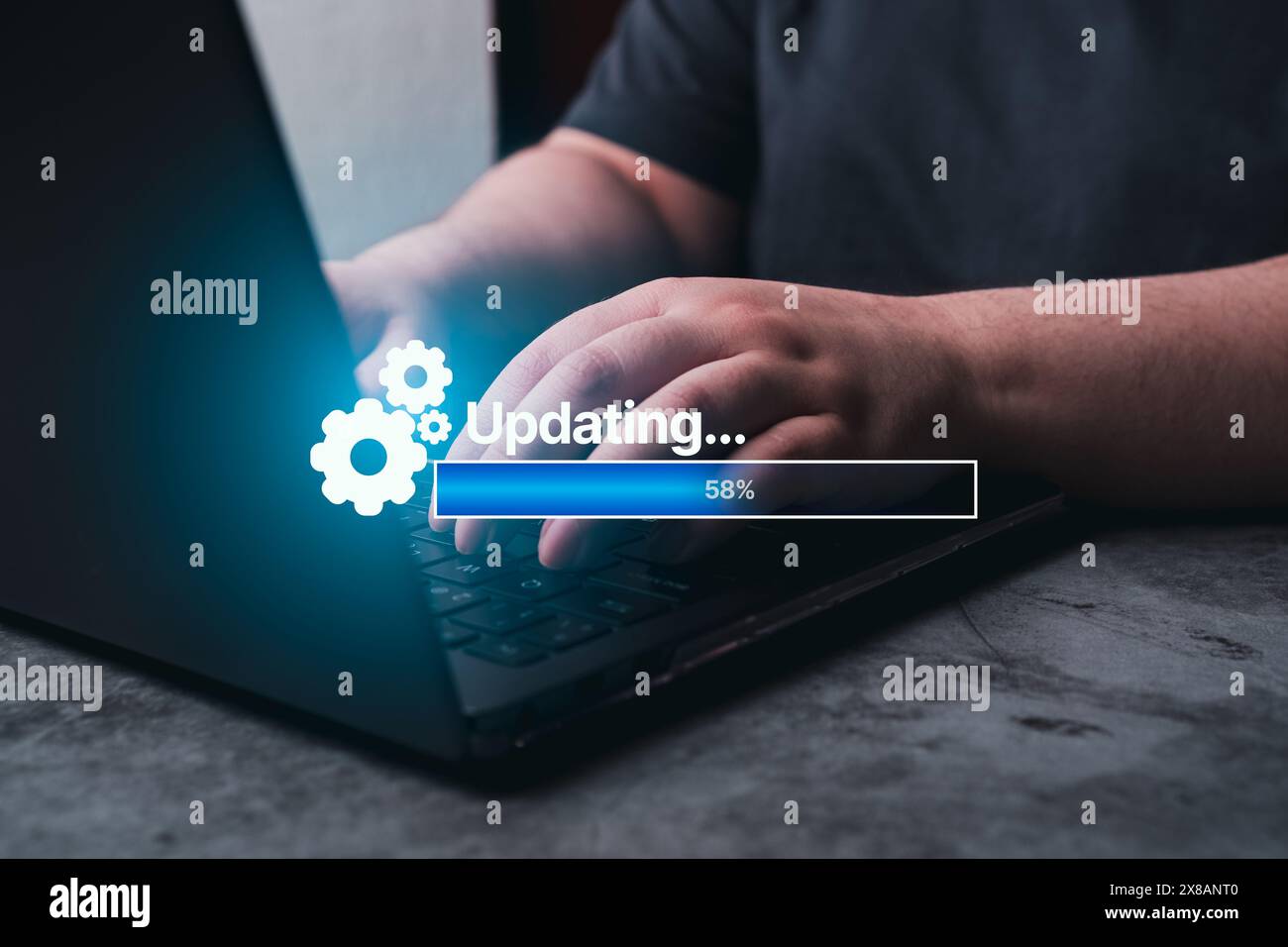 Femme mettant à jour le logiciel de l'ordinateur portable. Ingénieur système et programmation. Développeur d'applications logicielles. Télécharger des applications. Banque D'Images