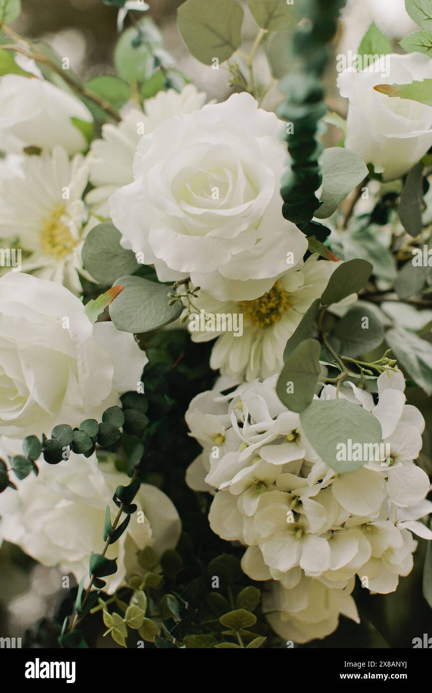 Bouquet de mariée de fleurs blanches avec eucalyptus Banque D'Images