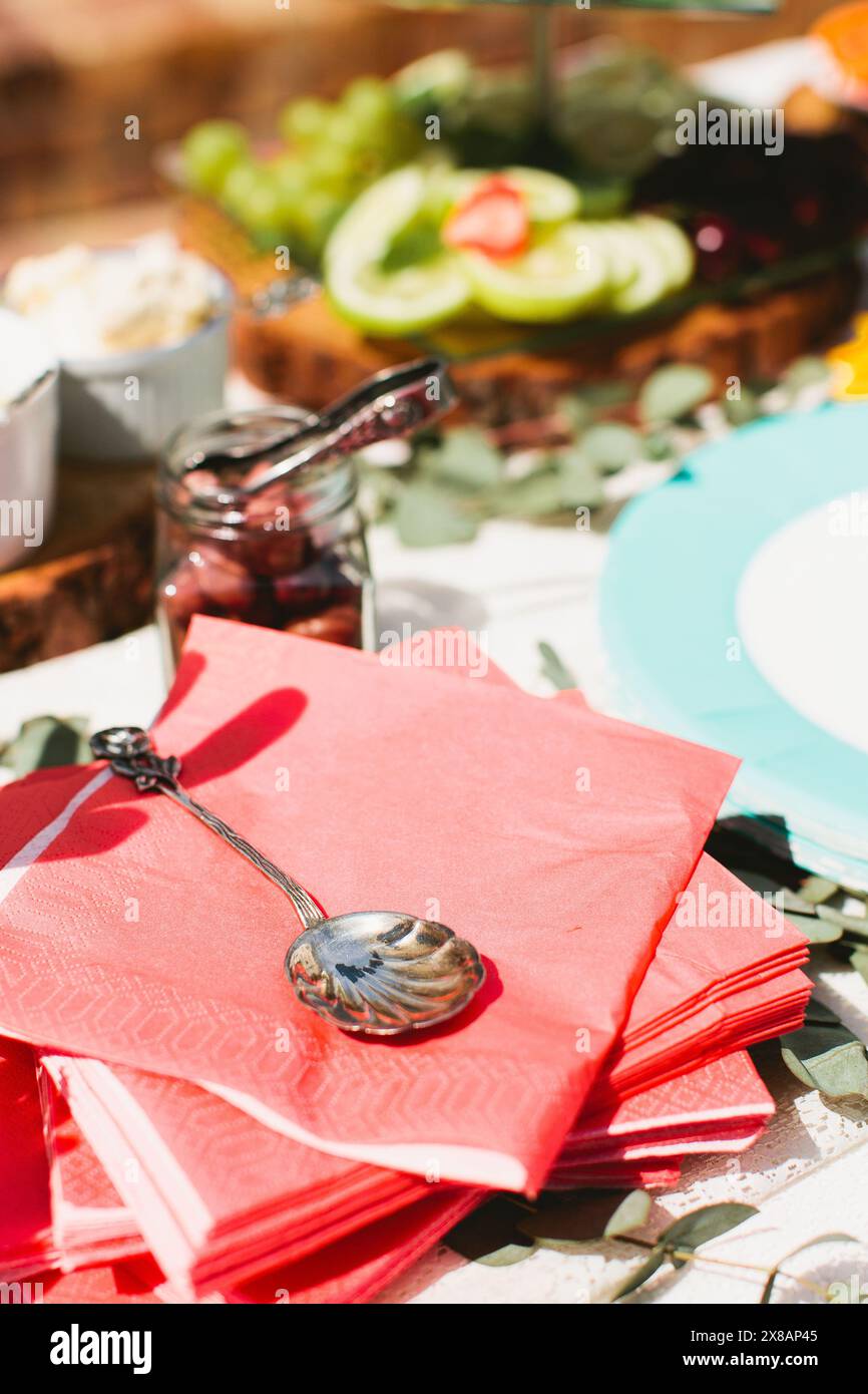 Cuillère de service vintage repose sur des serviettes pour la fête Banque D'Images