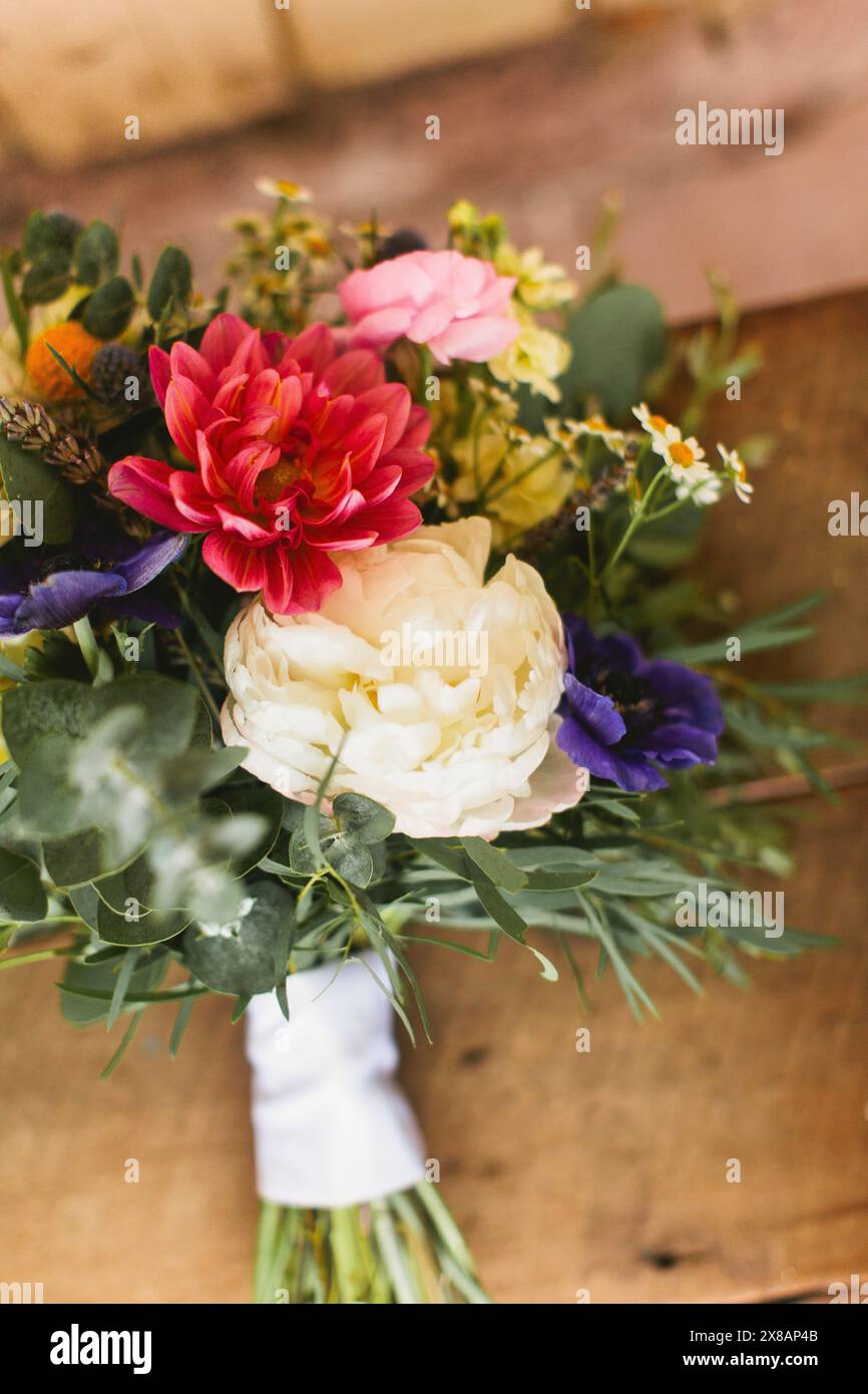 Bouquet de mariée de fleurs sauvages colorées et d'eucalyptus Banque D'Images