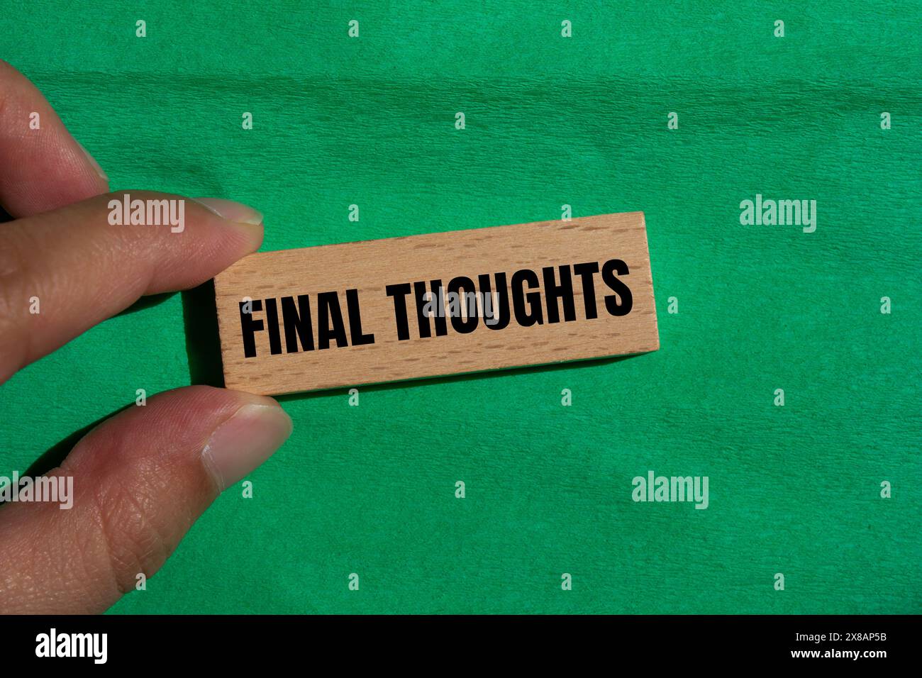 Mots de pensées finales écrits sur bloc de bois avec fond vert. Symbole conceptuel des pensées finales. Copier l'espace. Banque D'Images