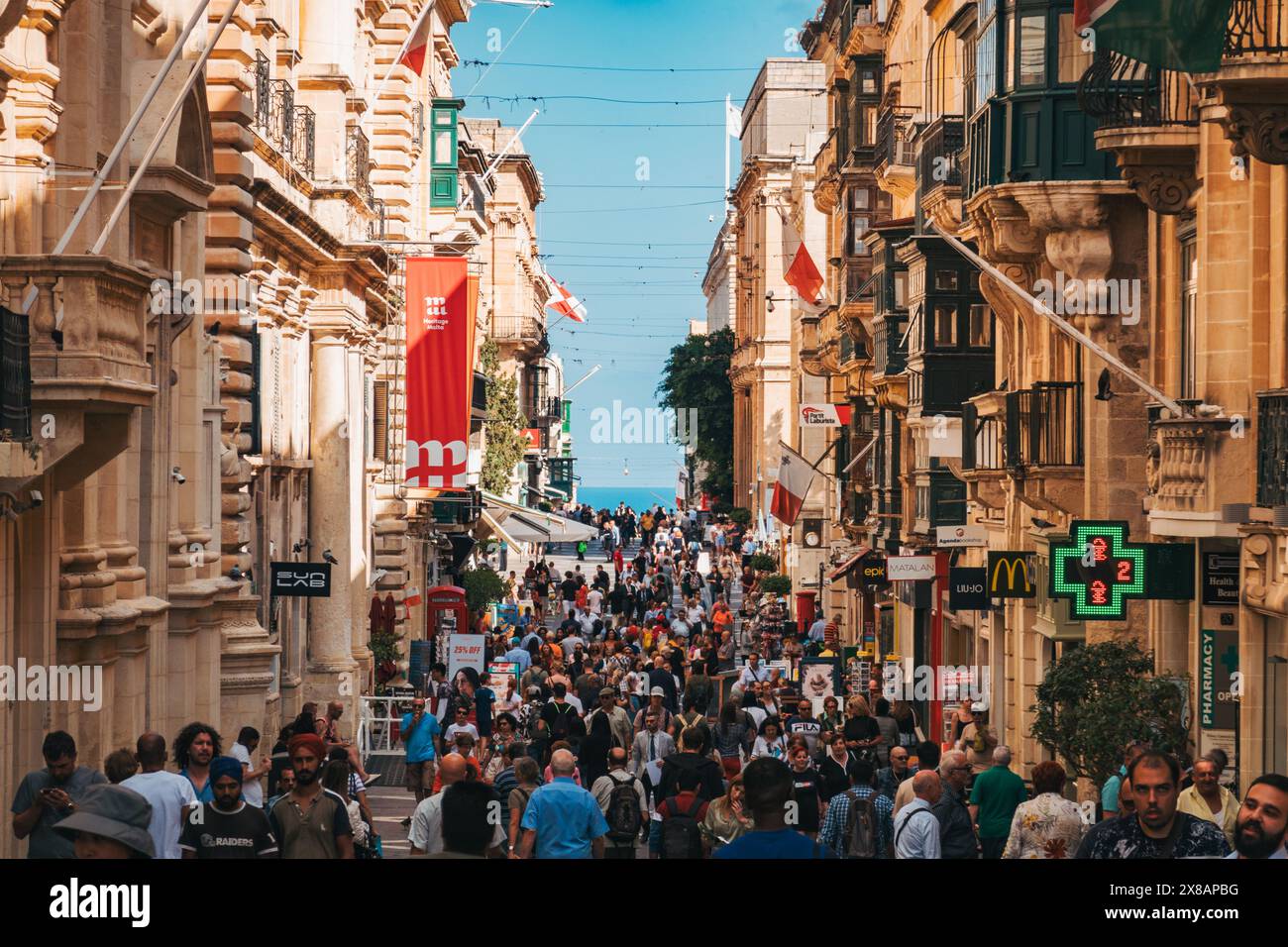 Republic Street, la rue principale de la ville de la Valette, Malte, animée de touristes par une journée ensoleillée Banque D'Images