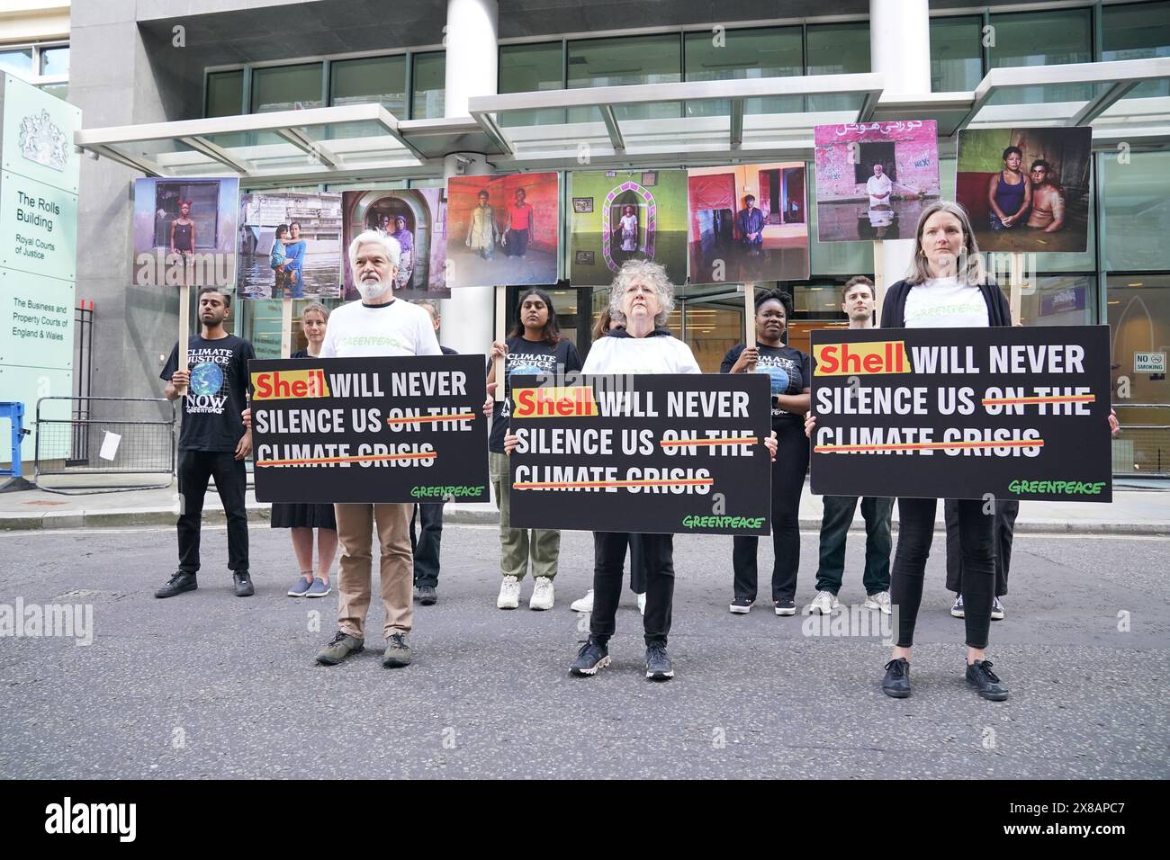 Manifestants devant le tribunal de l'Amirauté anglaise au Rolls Building, dans le centre de Londres, où le tribunal entend les arguments de Shell et Greenpeace. Shell a remporté une injonction de la haute Cour en février contre les manifestants de Greenpeace occupant une plate-forme pétrolière transportée en mer du Nord. Date de la photo : vendredi 24 mai 2024. Banque D'Images