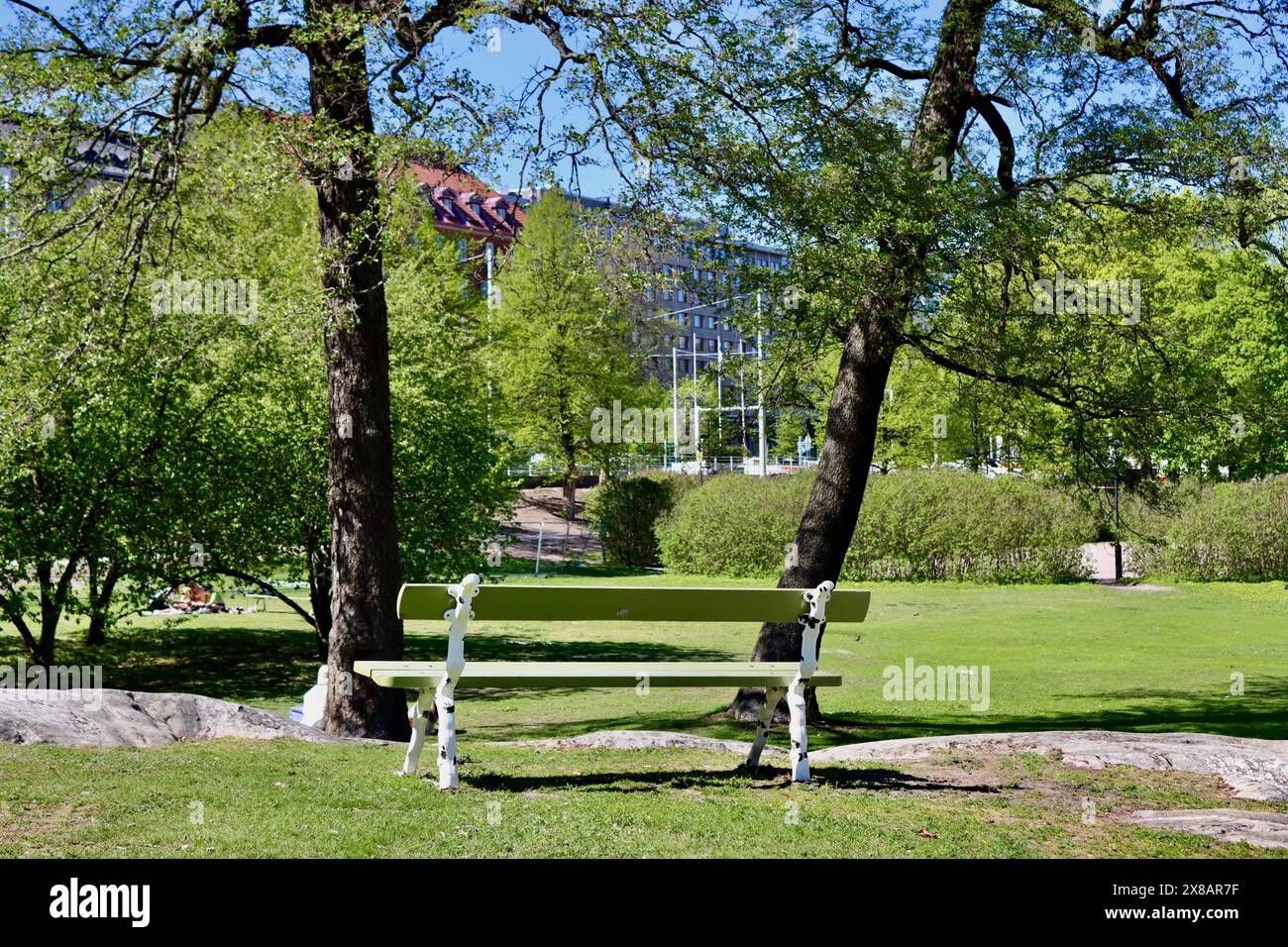 Un banc dans Hesperia Park dans le centre d'Helsinki, Finlande Banque D'Images