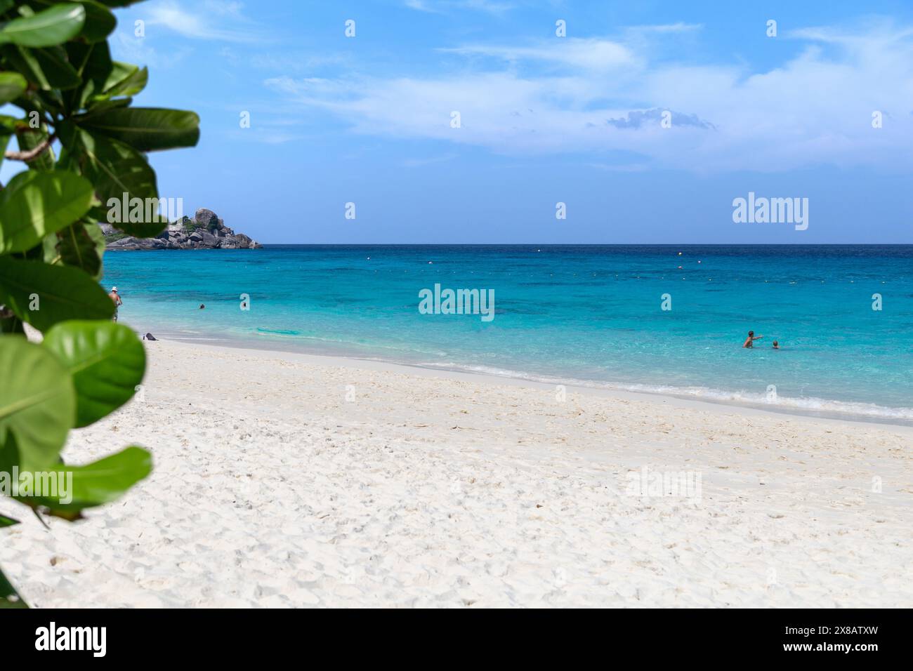 Touristes à la plage de sable idyllique de Thaïlande pendant la journée ensoleillée Banque D'Images