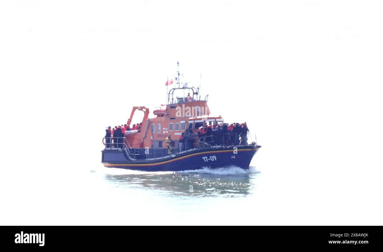 Un groupe de personnes considérées comme des migrants est amené à Douvres, Kent, à bord du bateau de sauvetage RNLI Dover suite à un incident de petit bateau dans la Manche, alors que les migrants traversent la Manche près de 10 000 pour l'année jusqu'à présent. Date de la photo : vendredi 24 mai 2024. Banque D'Images
