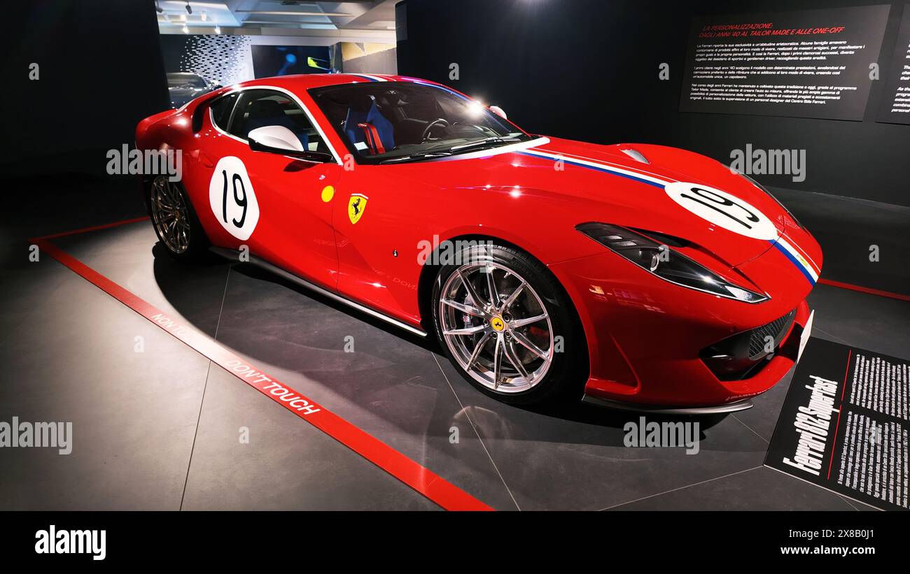 Intérieur du musée Ferrari à Maranello avec des voitures de course Ferrari primées exposées. Maranello, Modène, Italie Banque D'Images