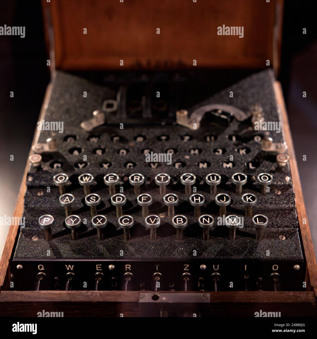 La machine Enigma est un dispositif de chiffrement développé et utilisé au début et au milieu du XXe siècle pour protéger les communications commerciales, diplomatiques et militaires. Banque D'Images