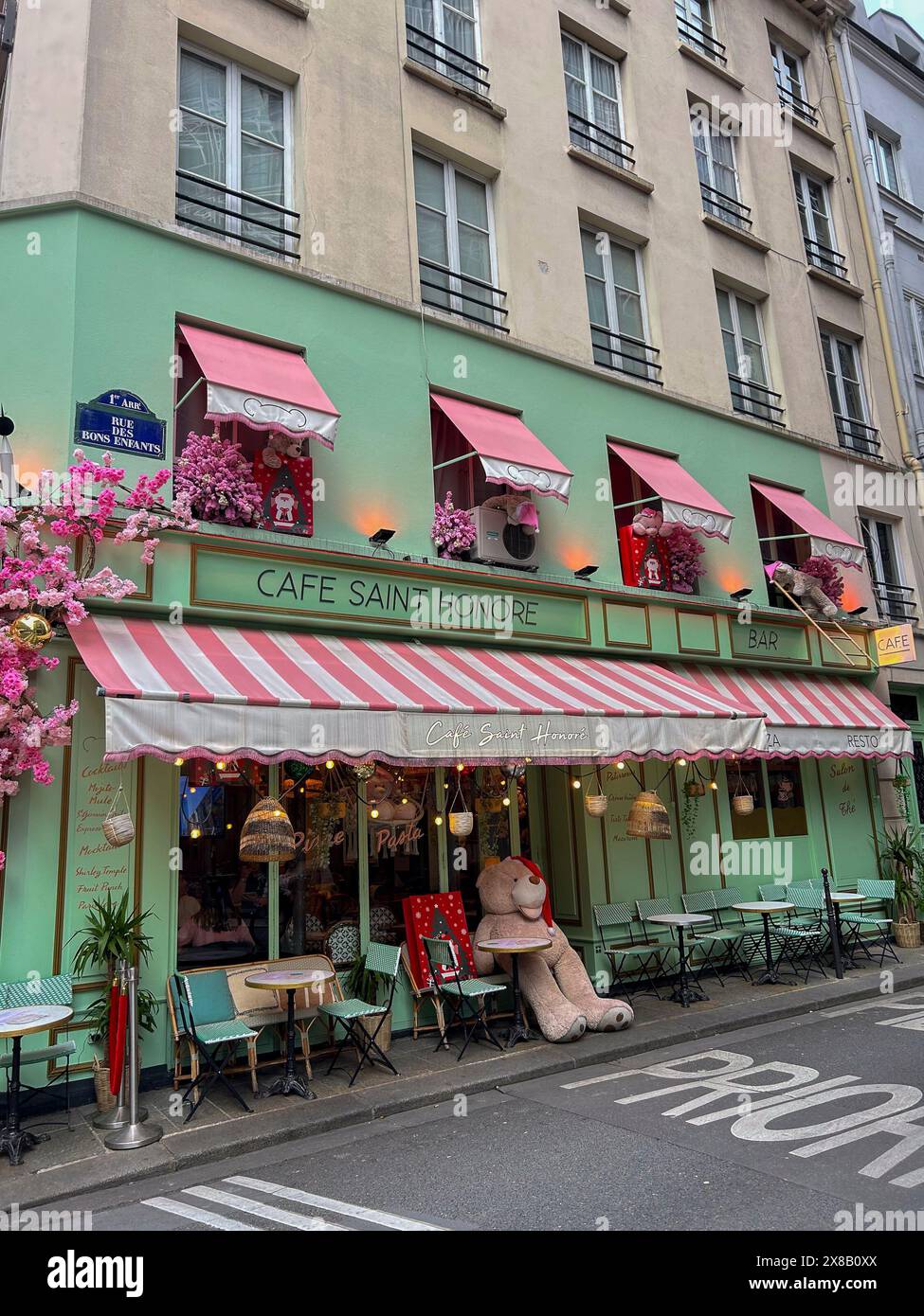 Paris, France, 'Cafe Saint Honoré', tables de café françaises parisiennes sur terrasse extérieure, trottoir, restaurants vides, décorations de fleurs Banque D'Images