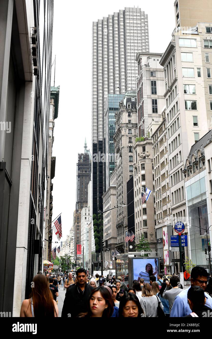 Les foules quittent la Trump Tower alors que Donald Trump frappe ses derniers jours au tribunal, le 2024 mai, 5th Ave, Manhattan, New York City, Amérique, États-Unis Banque D'Images