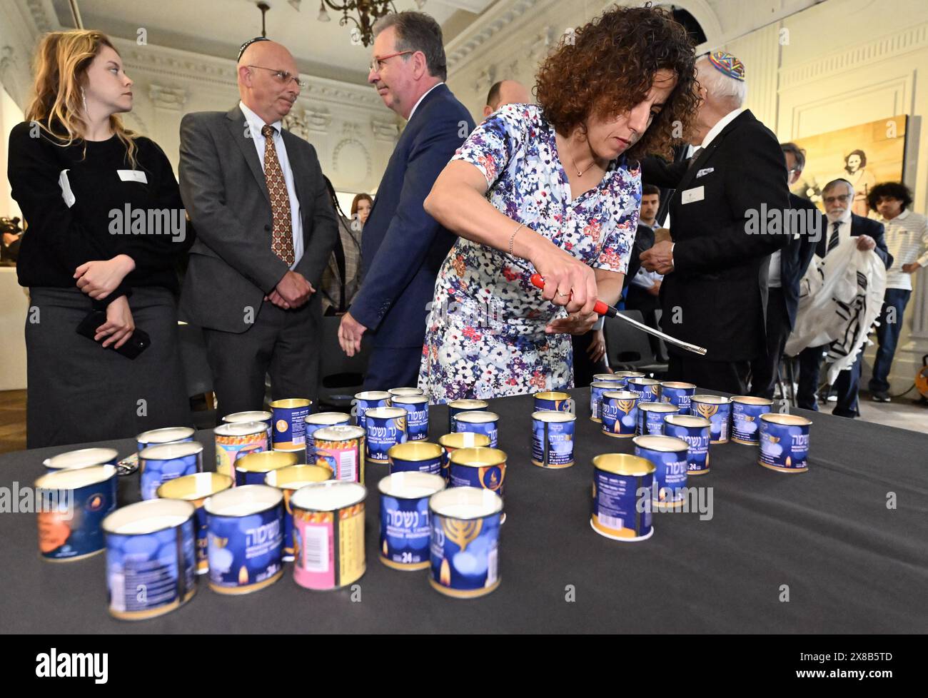 Bruxelles, Belgique. 24 mai 2024. Alexia Strens allume une bougie commémorative lors de la commémoration de l'attentat terroriste de 2014 contre le musée juif de Bruxelles, vendredi 24 mai 2024. Le 24 mai 2014, quatre personnes ont été tuées lors d'une fusillade au musée. BELGA PHOTO ERIC LALMAND crédit : Belga News Agency/Alamy Live News Banque D'Images